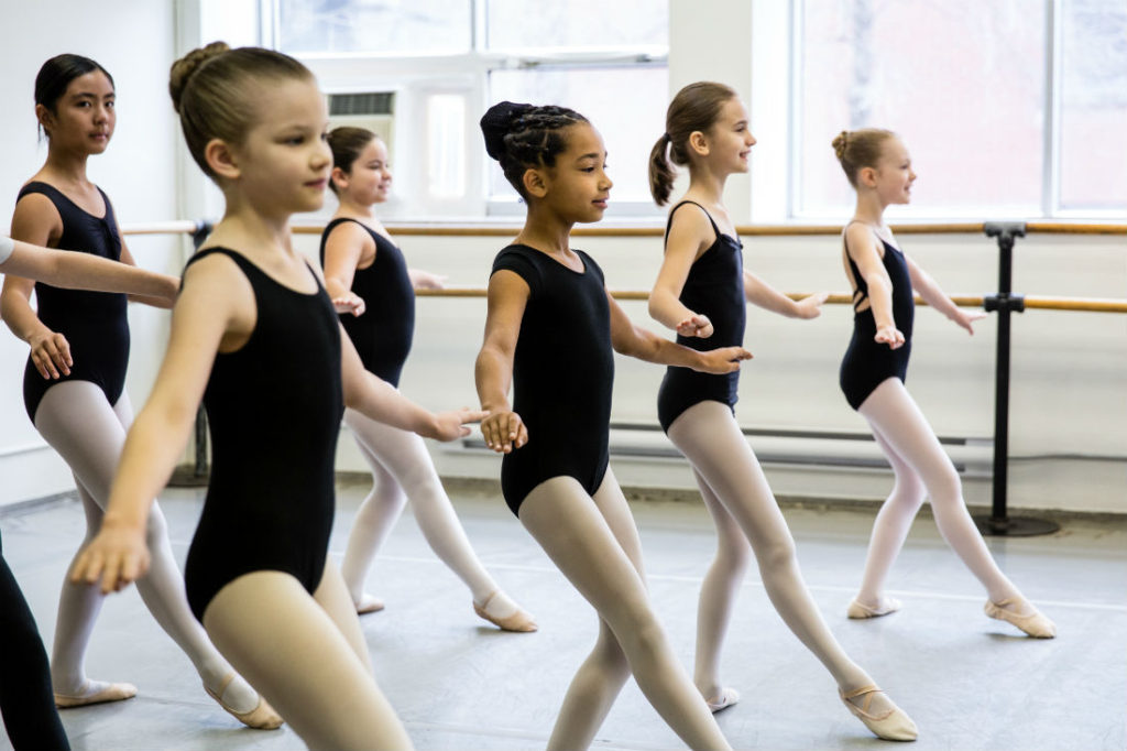 Jeune Femme Faisant La Pratique De La Danse Classique Debout Près Du Rail  De Ballet En Cours De Danse